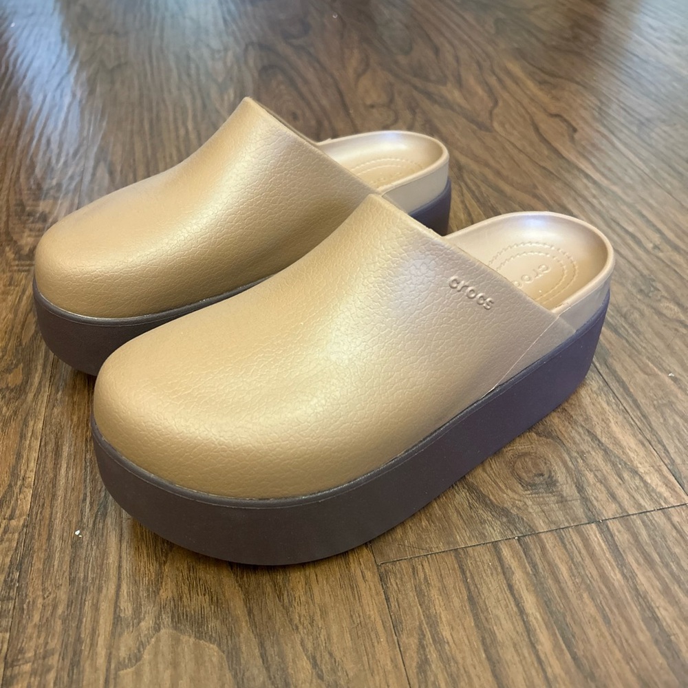 NWOT Crocs Dylan Platform Clogs, Sepia